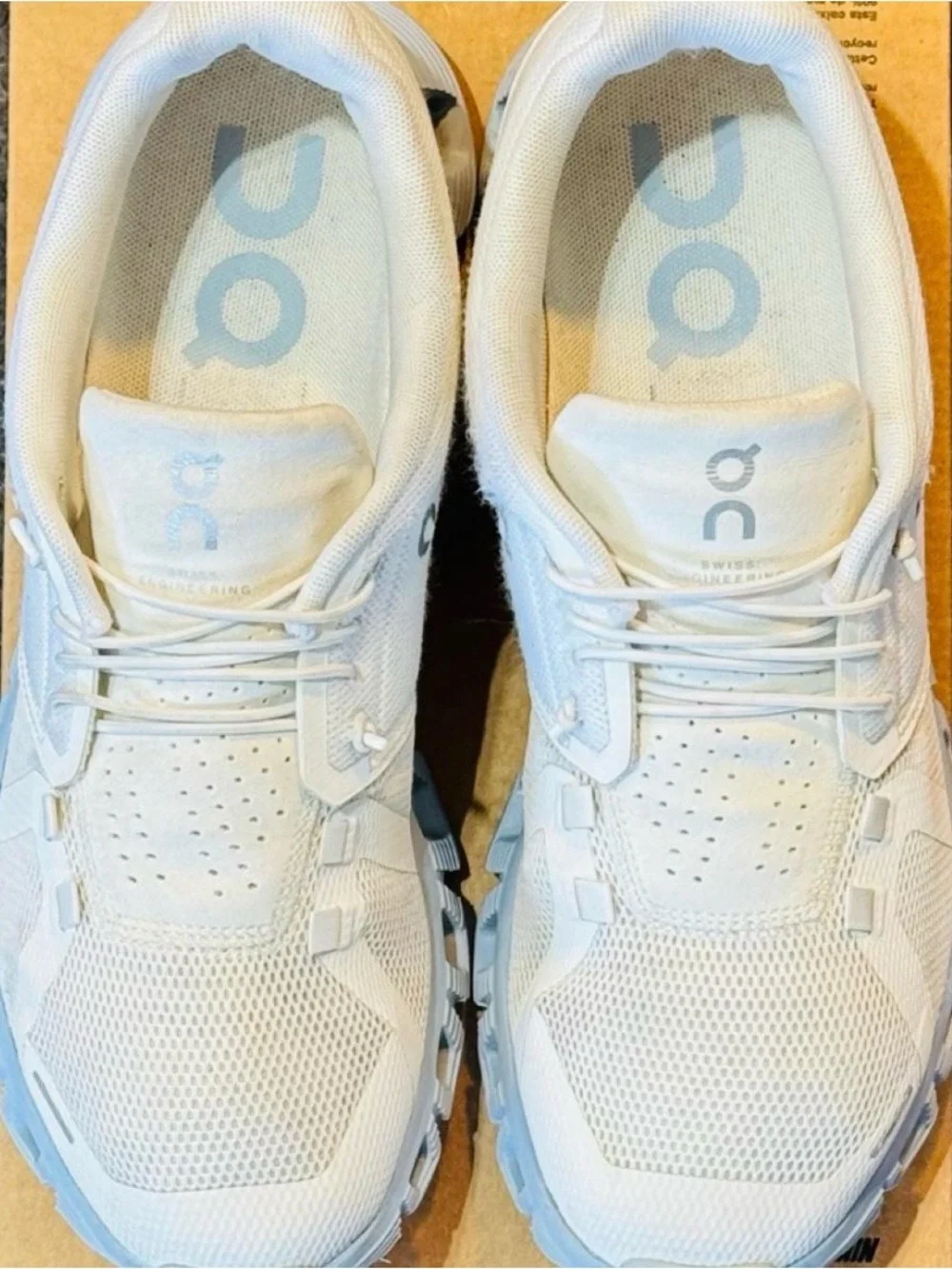 On Running women’s White and blue Cloudrunning Sneakers